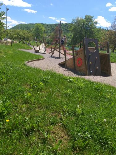 ein Spielplatz in einem Park mit grünem Rasen in der Unterkunft Villa Behić in Bihać