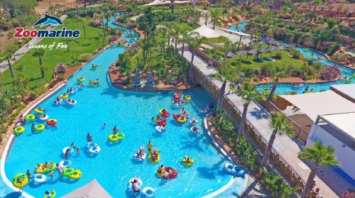 an aerial view of a water park at a resort at Apartamento luminoso Urb. Quinta das Palmeiras in Porches
