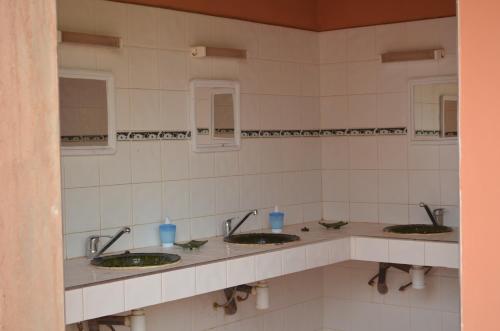 eine Reihe von drei Waschbecken in einer öffentlichen Toilette in der Unterkunft Le Drom'blanc in M’hamid El Ghizlane