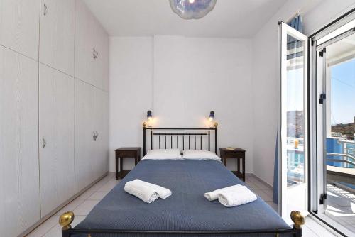 ein Schlafzimmer mit einem Bett mit zwei Handtüchern darauf in der Unterkunft Villa 9 Muses in Vári