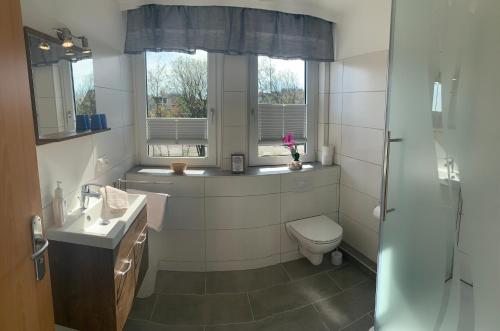 Kylpyhuone majoituspaikassa Hotel Haus am Meer