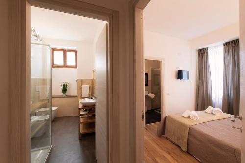 Pokój hotelowy z łóżkiem i łazienką w obiekcie Nel cuore di Orvieto w mieście Orvieto