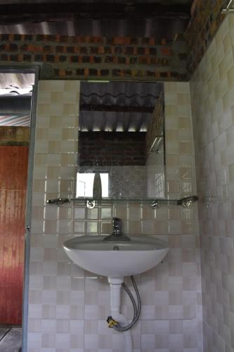 a white sink in a bathroom with a mirror at Du Già Vân Chung Homestay in Làng Cac