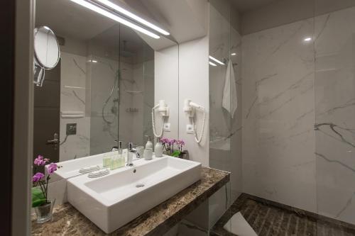 Ένα μπάνιο στο UNO Design Hotel