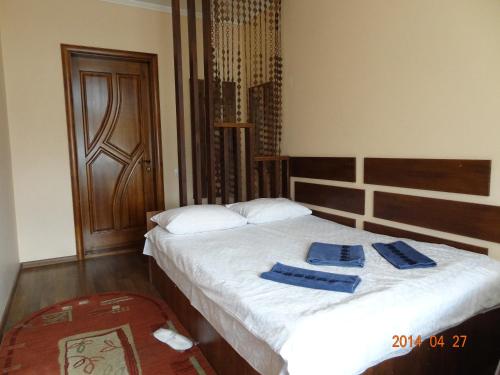 1 dormitorio con 2 camas y toallas azules. en Bogema Motel, en Solonka