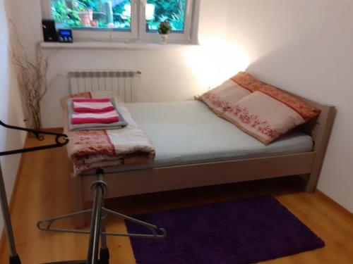 een bed met twee kussens in een kamer bij APARTAMENT POD DZIEWIĄTKĄ in Sandomierz