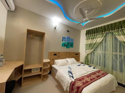 Кровать или кровати в номере Ocean Waves Inn