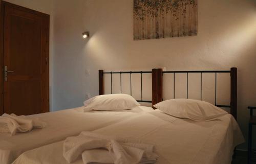1 cama blanca grande con sábanas y almohadas blancas en Anthemis Apartment, en Mathés
