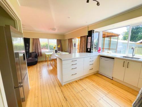 A kitchen or kitchenette at Cosy family home with a sunny deck