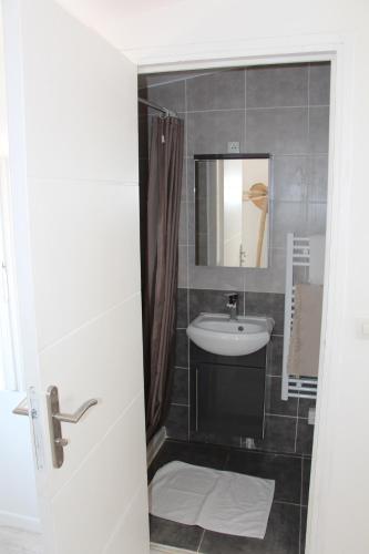 a bathroom with a sink and a mirror at Charmant Cabanon aux Goudes à Marseille avec vue mer in Marseille