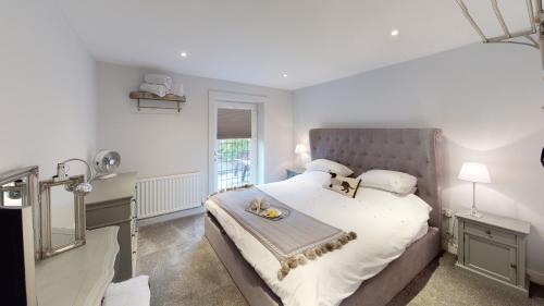 um quarto com uma cama grande e uma janela em Springwood Cottage em Holmesfield