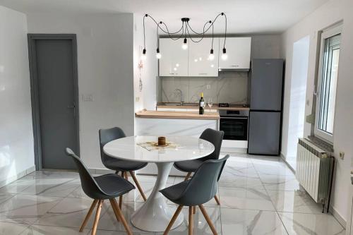 NEW Apartment Ema I