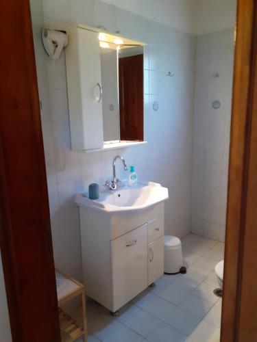 アナヴィソスにあるAnavissos Apartmentの白いバスルーム(洗面台、トイレ付)