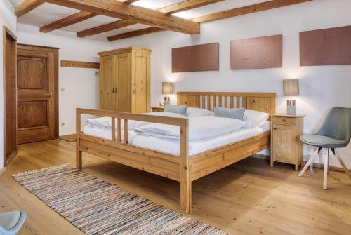a bedroom with a bed and a desk and a chair at GIRLINGGUT Schlafen Starten Salzburg in Elixhausen