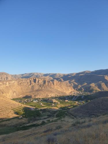  Areni House B&B -  Room  picture :   Tea/Coffee maker    Shower    Bath                           
