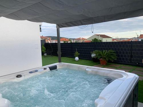 Hedonist-Luxury 2 bedroom apartment with private HOT TUB, garden and free parking