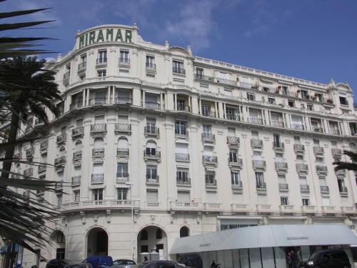 un grand bâtiment blanc avec beaucoup de fenêtres dans l'établissement Cannes, Croisette, Palais Miramar, à Cannes