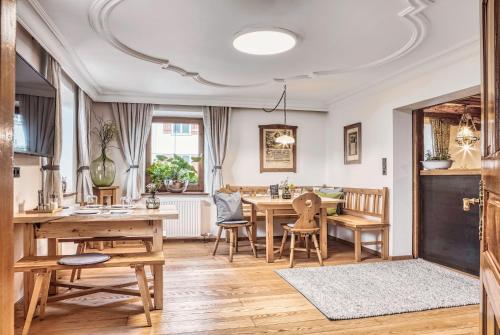 a kitchen and dining room with a table and chairs at GIRLINGGUT Schlafen Starten Salzburg in Elixhausen