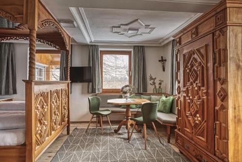 a bedroom with a bed and a table and chairs at GIRLINGGUT Schlafen Starten Salzburg in Elixhausen
