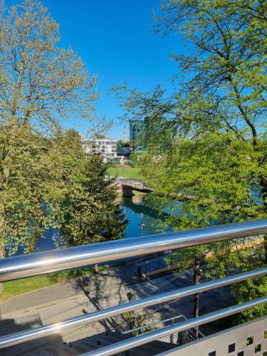 einen Blick auf einen Fluss von einer Brücke aus in der Unterkunft City Bridge Guest House in Bihać