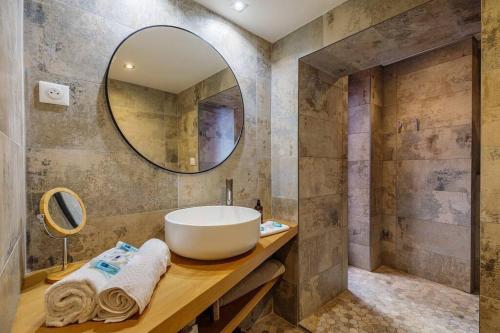 een badkamer met een ronde wastafel en een spiegel bij Appartement 5*, Climatisé, avec Terrasse au quartier Le Panier in Marseille