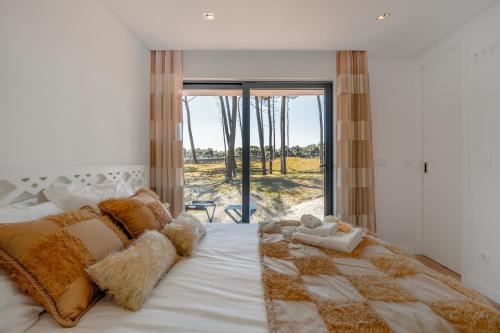 1 dormitorio con 1 cama y ventana grande en Amais Ofir Heart and Amais Ofir Soul - Twin Vilas, en Esposende