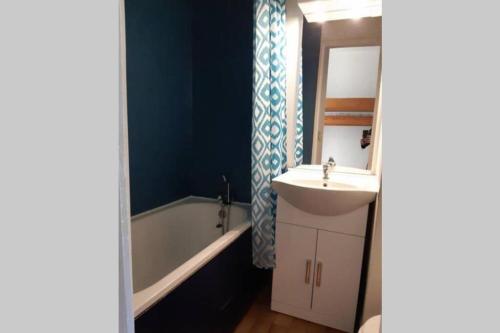 een badkamer met een wastafel en een bad bij Appartement avec jardin Gruissan in Gruissan
