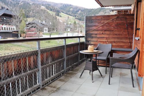 d'une table et de chaises sur un balcon avec vue. dans l'établissement Appartement Kaiserhof, à Bad Kleinkirchheim