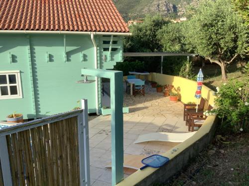 Κήπος έξω από το THE CABIN, KYPARISSIA