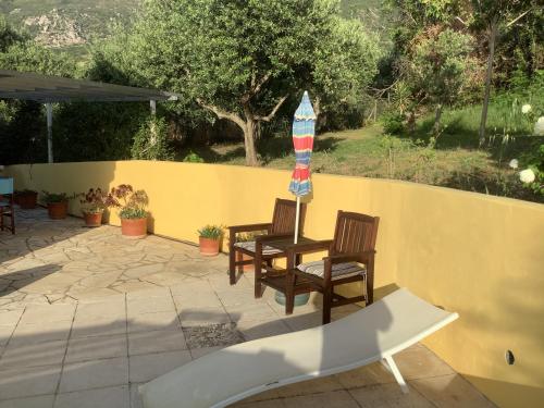 Κήπος έξω από το THE CABIN, KYPARISSIA