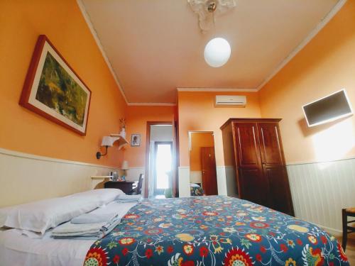 a bedroom with a bed with a colorful blanket at B&B Casa Di Pam in Scicli