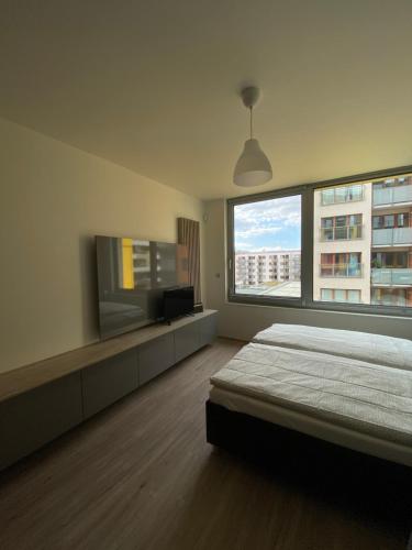 En eller flere senge i et værelse på Apartment David O2 Arena Prague