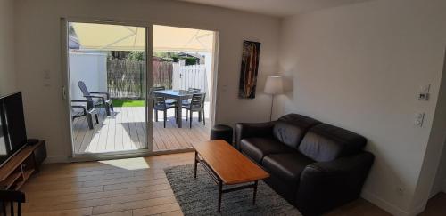 un salon avec un canapé et une table dans l'établissement Sweet home, à Saint-Médard-en-Jalles