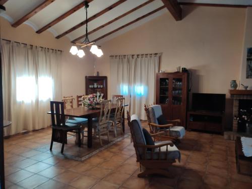 a living room with a dining room table and chairs at Casa Rue in Deltebre