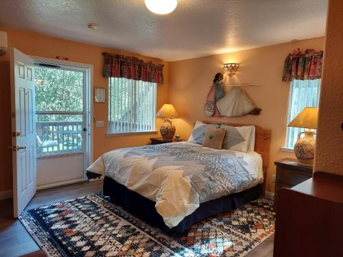 a bedroom with a bed and a window at Little Valley Inn in Mariposa