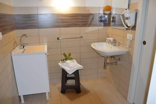 een badkamer met een wastafel en een spiegel bij Il Carrubo Holiday House in Scicli