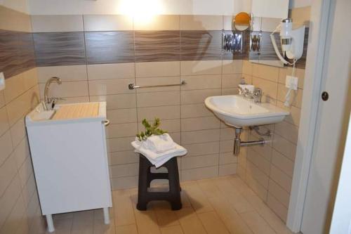 a bathroom with a sink and a mirror at Il Carrubo Holiday House in Scicli