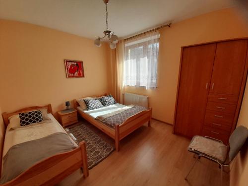 a bedroom with two beds and a window at Pokoje u Pana Władka in Karpacz
