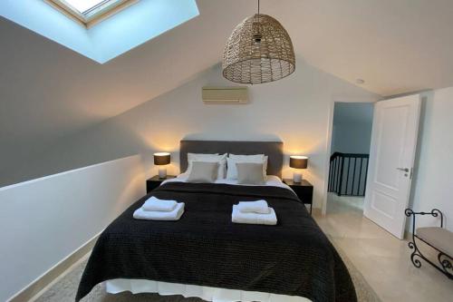 1 dormitorio con 1 cama con 2 toallas en Penthouse with sea views in Marbella, en Marbella