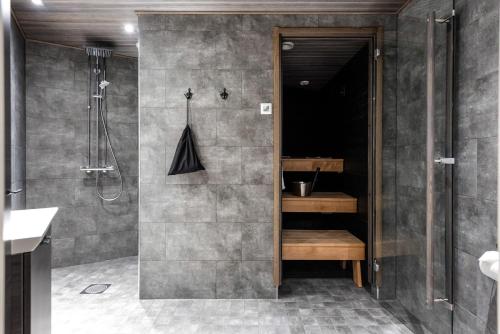 een badkamer met een douche en een wastafel bij RukaValley Unique46 Ski In - Ski Out in Ruka