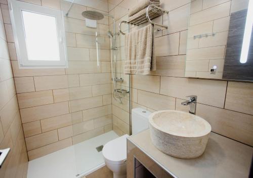 łazienka z umywalką i toaletą w obiekcie Casa Felizia w mieście Els Poblets