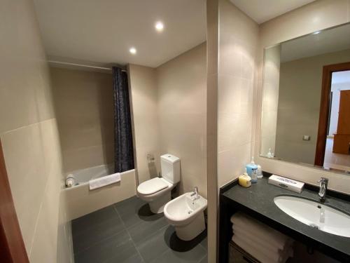 La salle de bains est pourvue de toilettes, d'un lavabo et d'un miroir. dans l'établissement Residencial Sol i Ski 23 4p Ransol El Tarter Zona Grandvalira, au Tarter