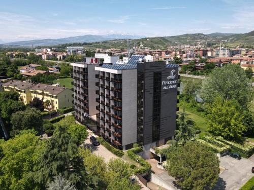 een luchtzicht op een gebouw bij Residence all'Adige in Verona