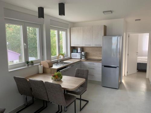 Nhà bếp/bếp nhỏ tại APARTMANI SUNSIDE NIN