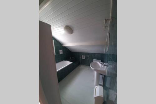 a bathroom with a sink and a bath tub at appartement calme en pleine campagne in Malaussanne