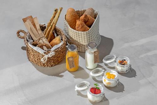 ein Korb mit Brot und ein Korb mit Brotgewürzen in der Unterkunft Evais Boutique Houses & Luxury Suites in Karystos