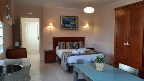 a hotel room with a bed and a sink at Hotel Alvaro frente Palacio-Museo Selgas in Cudillero