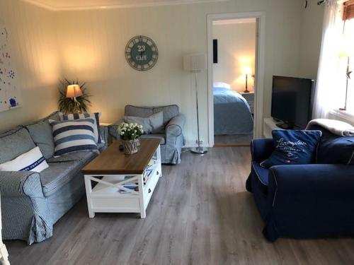 ein Wohnzimmer mit einem Sofa und einem Couchtisch in der Unterkunft Koselig maritim leilighet sentralt i Stavern in Stavern