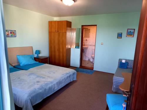 Llit o llits en una habitació de Regina's Guesthouse