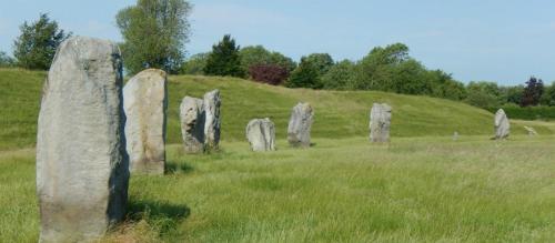 un grupo de grandes formaciones de piedra en un campo en Annexe in Cherhill, opposite Cherhill White Horse, en Cherhill